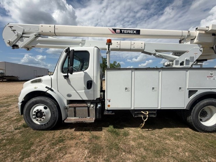 2014-freightliner-m2-106-image-18