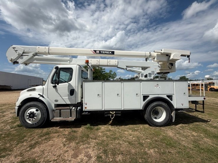 2014-freightliner-m2-106-image-5