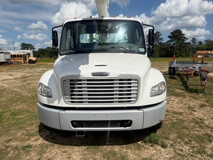 2014-freightliner-m2-106-image-7