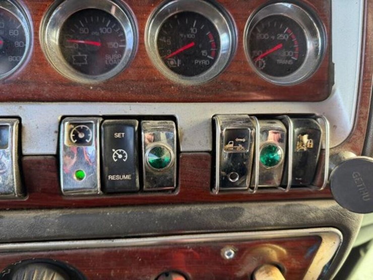2007-kenworth-w900-image-18