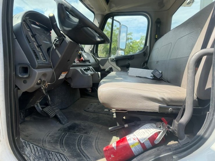 2014-freightliner-m2-106-image-71