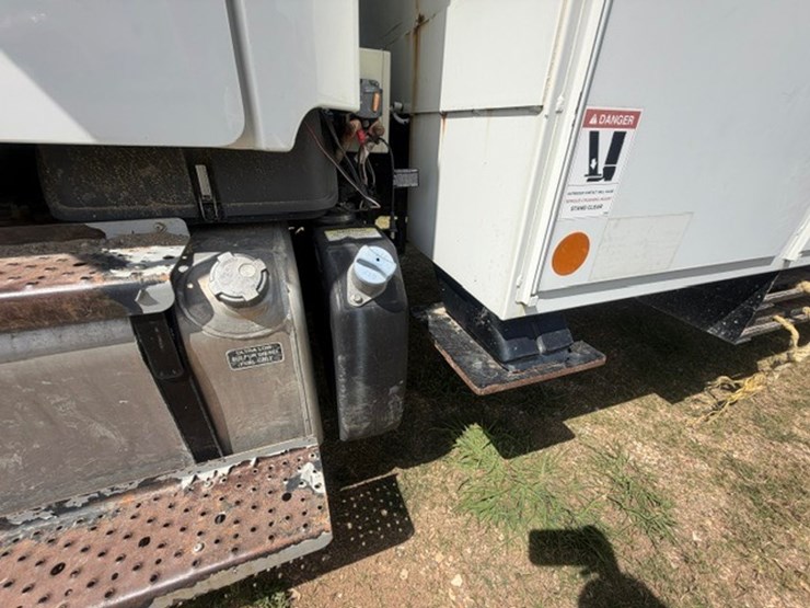 2014-freightliner-m2-106-image-20