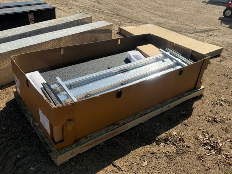 #35847-•-diamond-back-2025-gmc-bed-cover-image-4