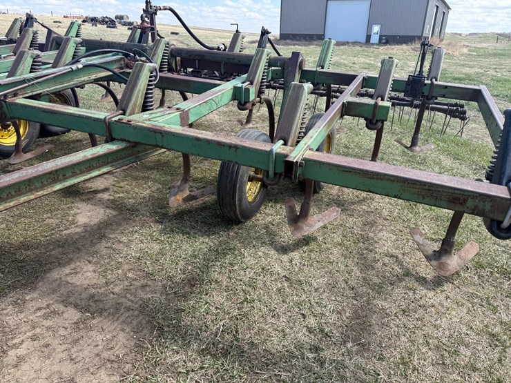 john-deere-chisel-plow-image-5