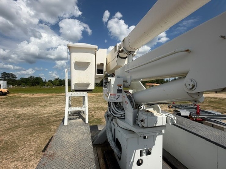 2014-freightliner-m2-106-image-40