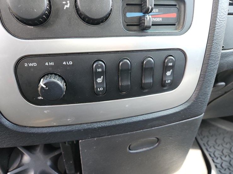 2004-dodge-ram-3500-image-32