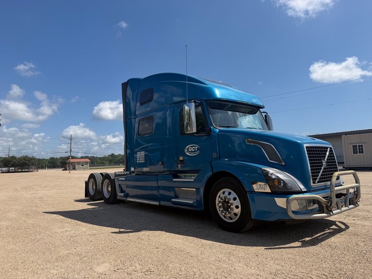 #35801-•-2018-volvo-truck-image-2