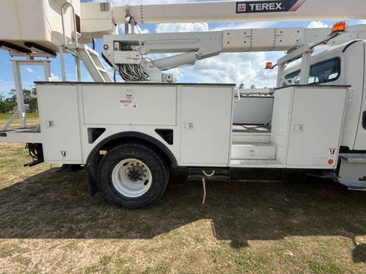 2014-freightliner-m2-106-image-30