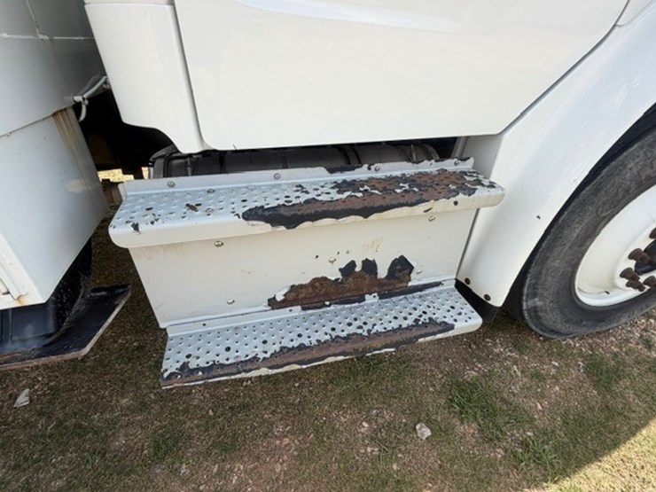 2014-freightliner-m2-106-image-27