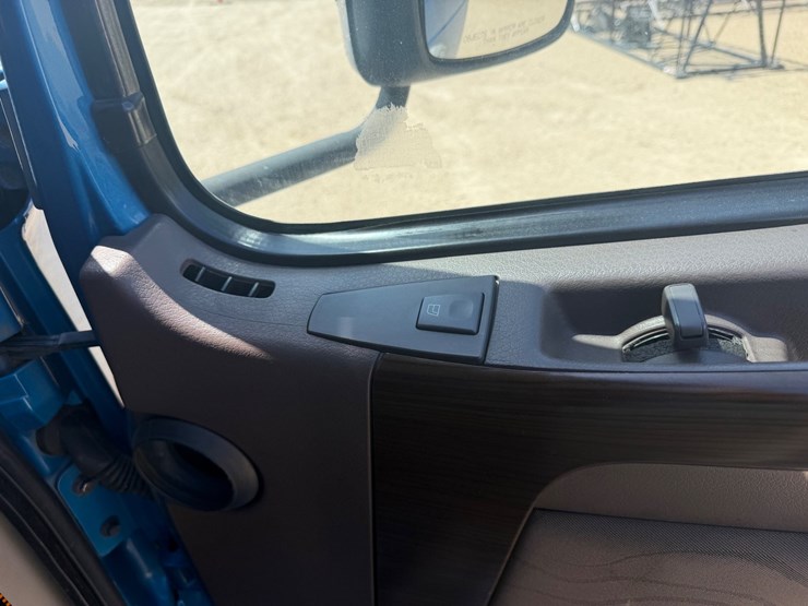 #35801-•-2018-volvo-truck-image-8