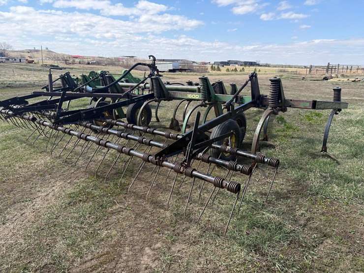john-deere-chisel-plow-image-1