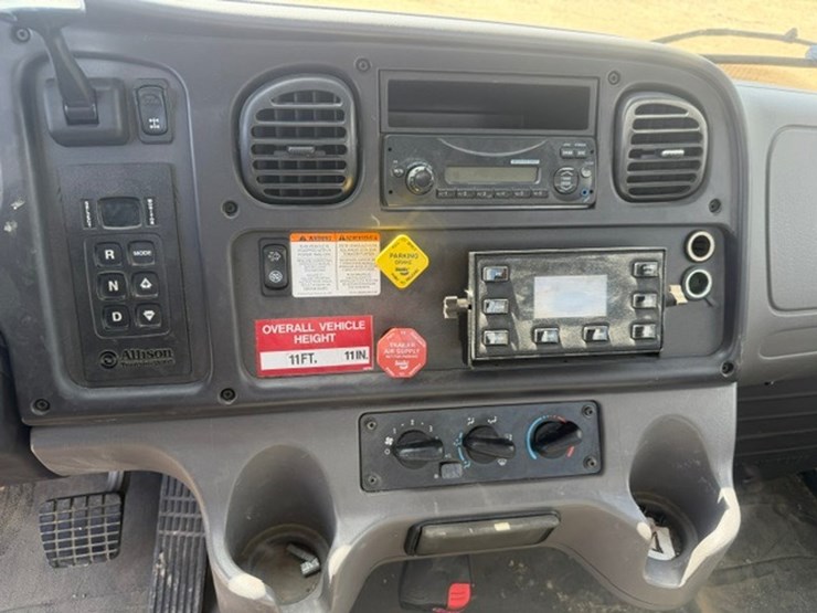 2014-freightliner-m2-106-image-78