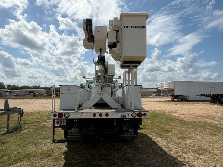 2014-freightliner-m2-106-image-9