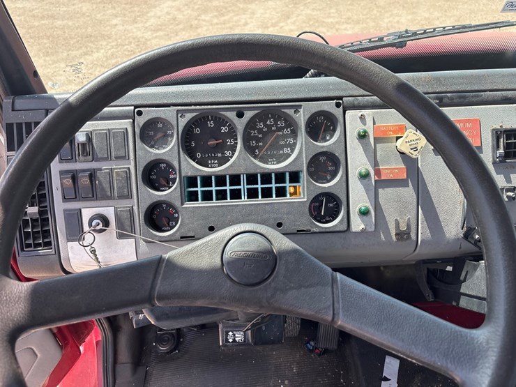 1997-freightliner-fl80-image-12