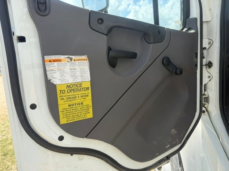 2014-freightliner-m2-106-image-70