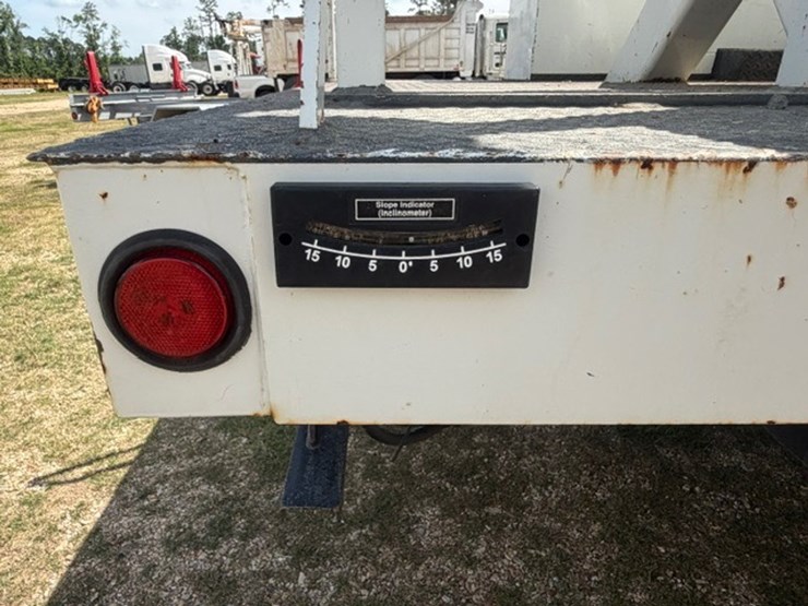 2014-freightliner-m2-106-image-13