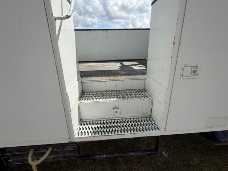 2014-freightliner-m2-106-image-29