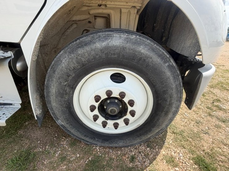 2014-freightliner-m2-106-image-26