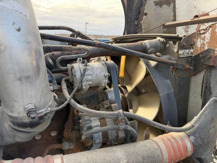 2004-freightliner-fld120-image-28