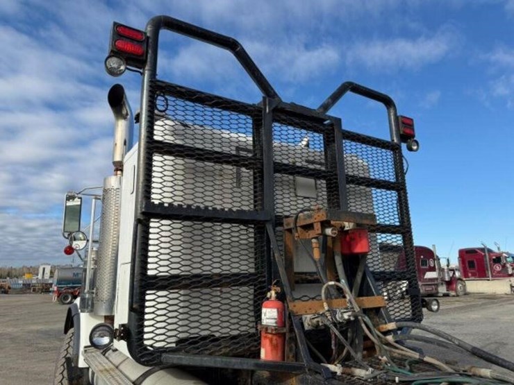 2004-freightliner-fld120-image-30