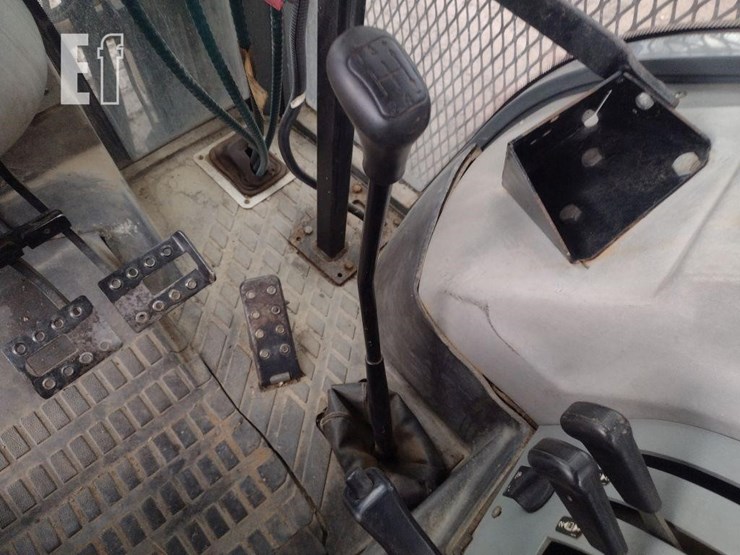 2002-massey-ferguson-4233-image-10