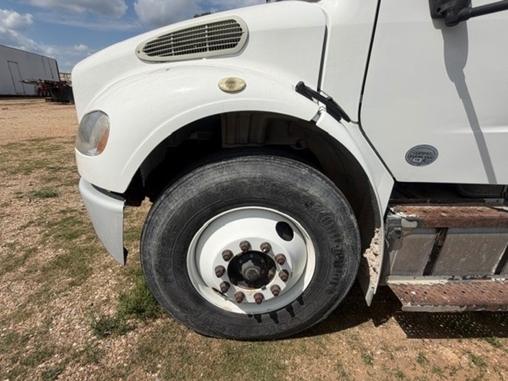 2014-freightliner-m2-106-image-22