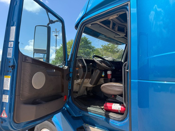 #35801-•-2018-volvo-truck-image-10