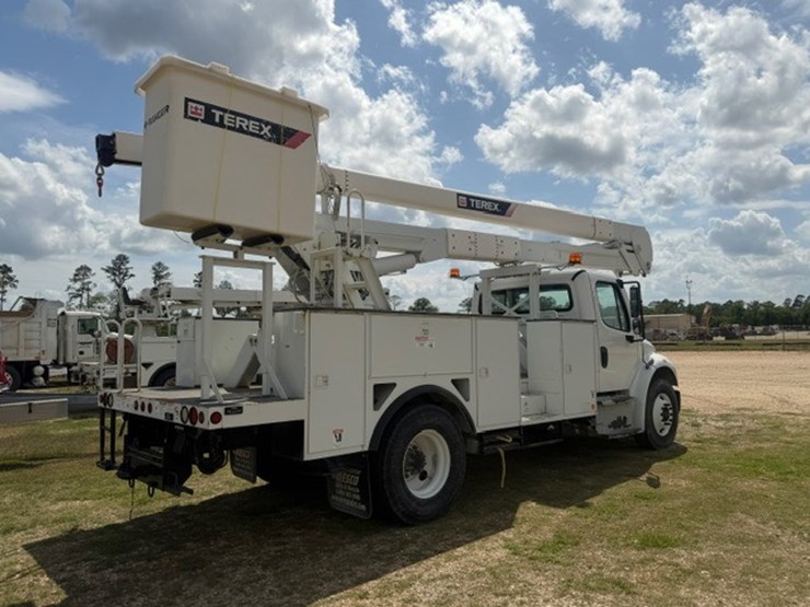 2014-freightliner-m2-106-image-3