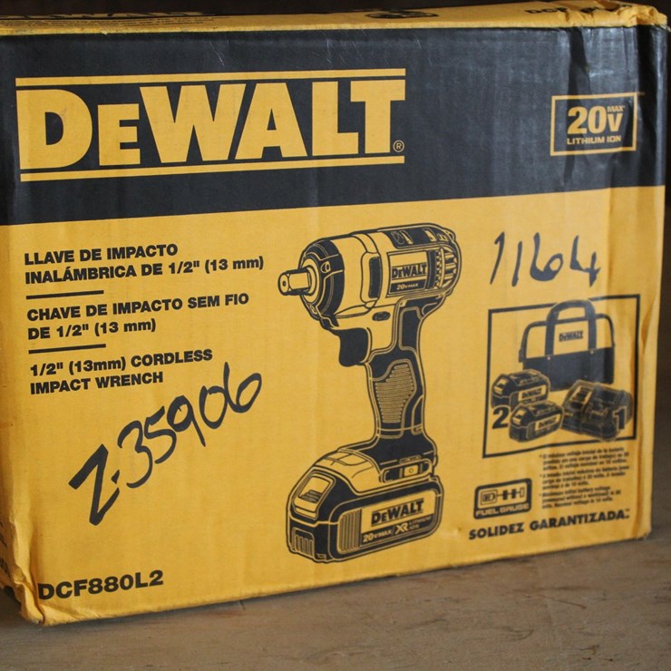 #1164 • DEWALT 1/2IN CORDLESS IMPACT WRENCH