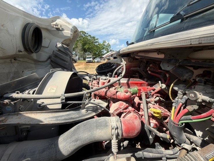 2014-freightliner-m2-106-image-90