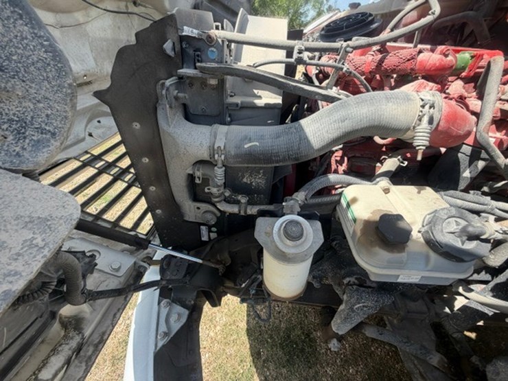 2014-freightliner-m2-106-image-91