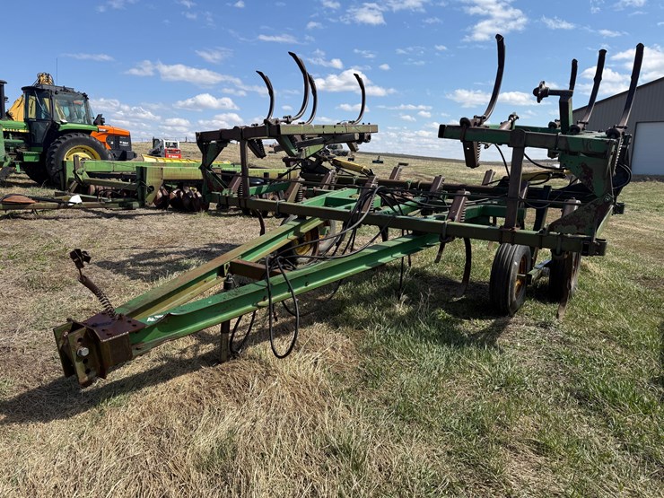 john-deere-chisel-plow-image-2