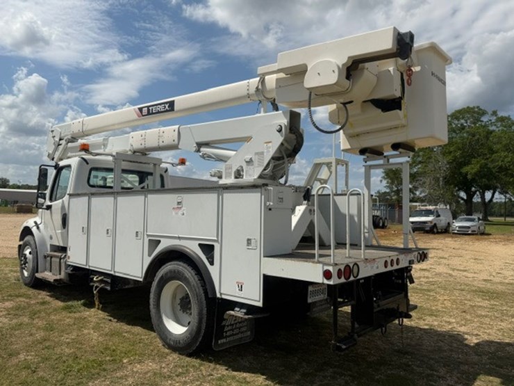 2014-freightliner-m2-106-image-4