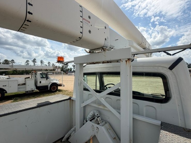 2014-freightliner-m2-106-image-35
