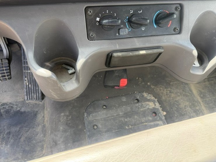 2014-freightliner-m2-106-image-79