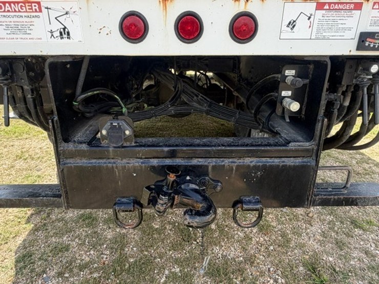 2014-freightliner-m2-106-image-11