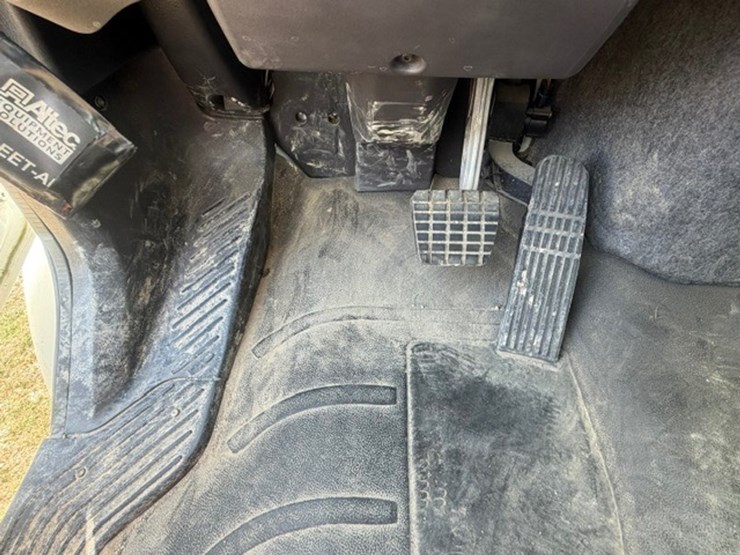 2014-freightliner-m2-106-image-82