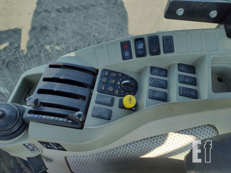 2017-john-deere-4052r-image-10