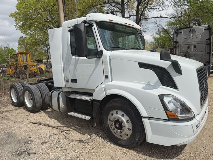 2018-volvo-vnl300-image-1