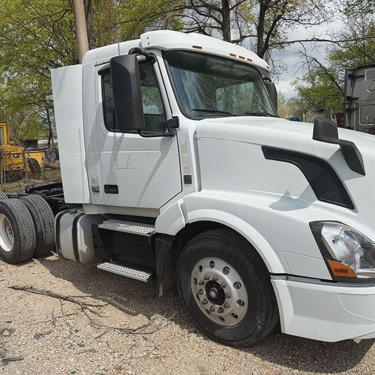 2018 VOLVO VNL300