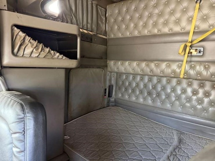 2007-kenworth-w900-image-24