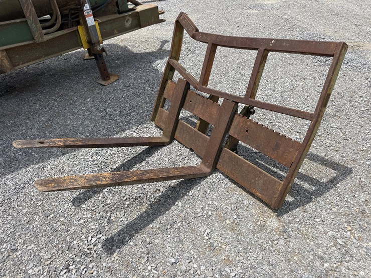 #1613-•-pallet-forks-image-1