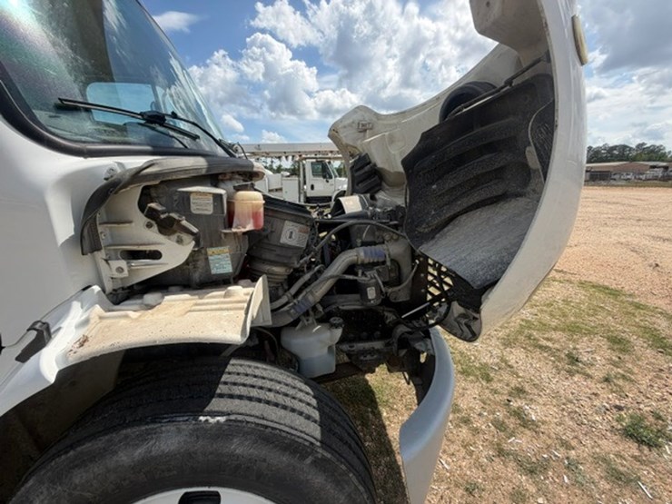 2014-freightliner-m2-106-image-97