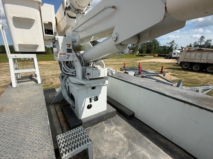2014-freightliner-m2-106-image-39