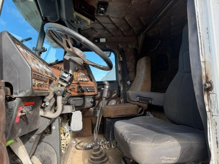 2004-freightliner-fld120-image-20
