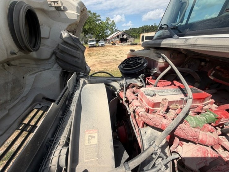 2014-freightliner-m2-106-image-93