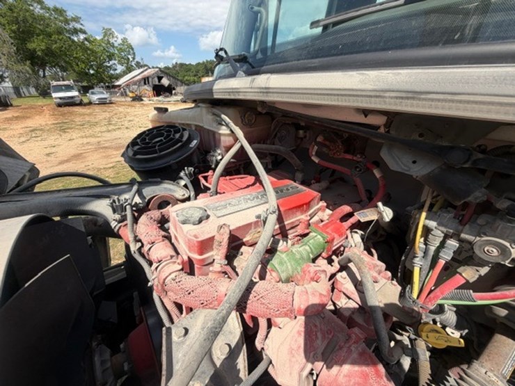 2014-freightliner-m2-106-image-94