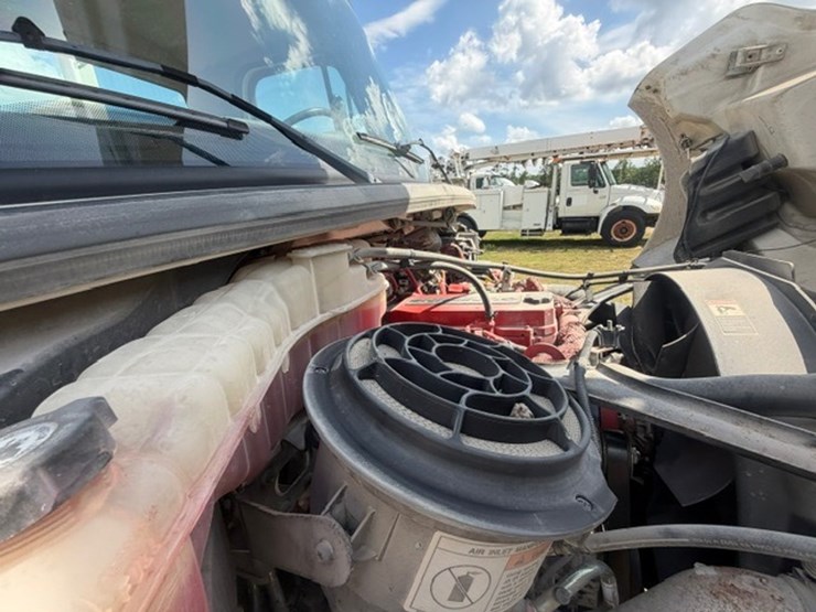 2014-freightliner-m2-106-image-101