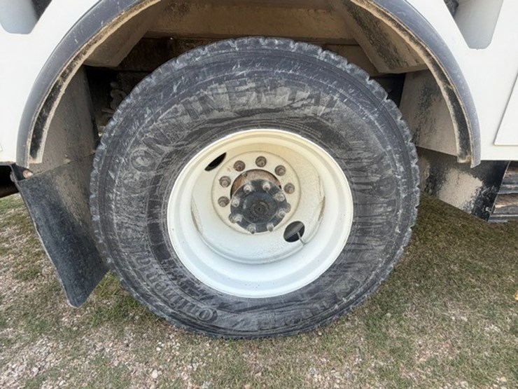 2014-freightliner-m2-106-image-31