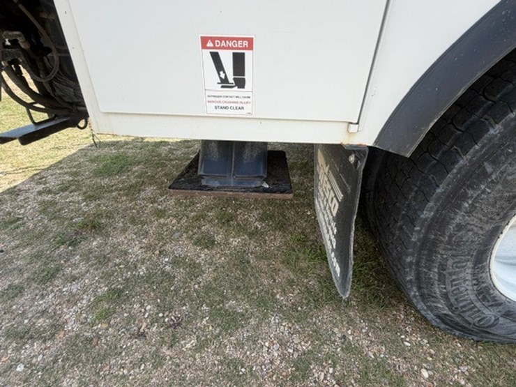 2014-freightliner-m2-106-image-33